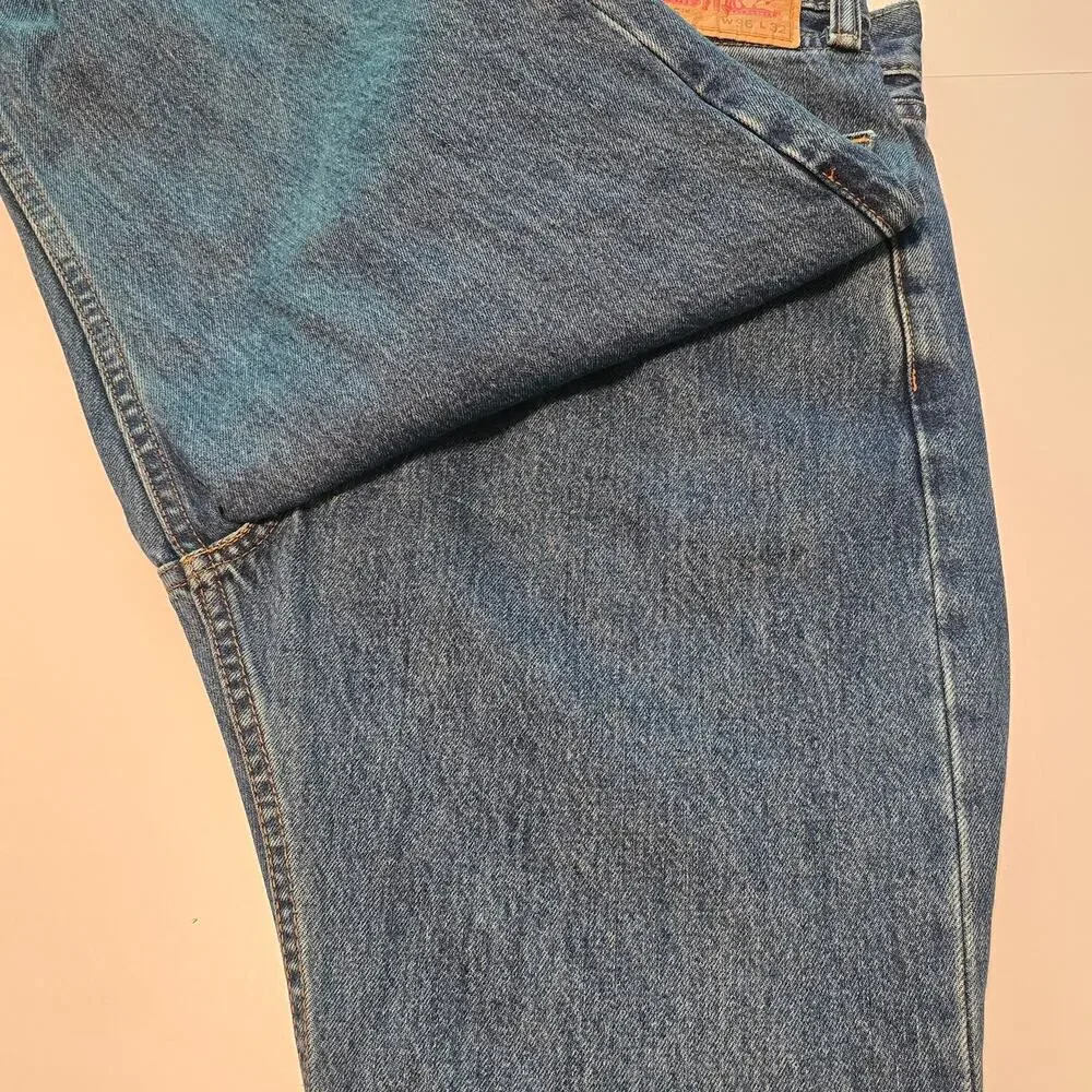 Levis 505 Jeans Mens Size 36 x 32 Blue Straight Leg Medium Wash Normcore Classic